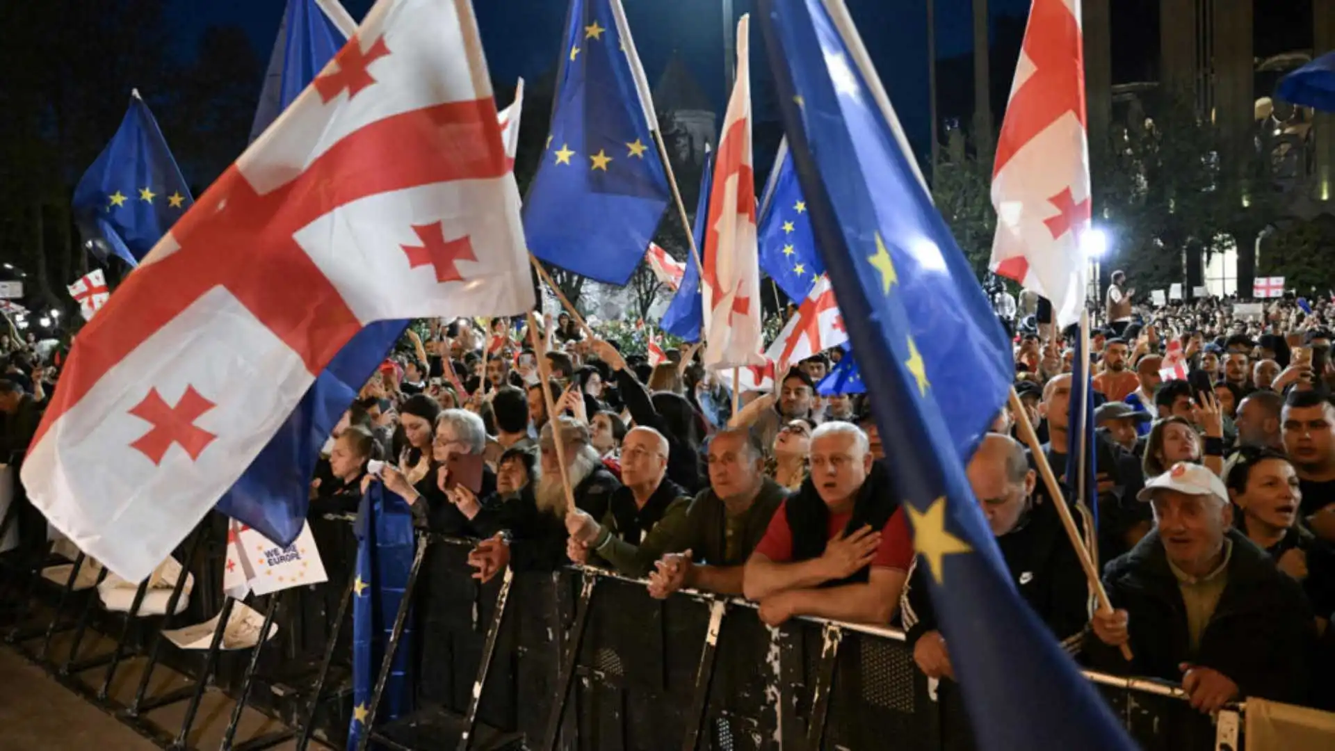 Protestatarii din Tbilisi cu steagurile UE și a Georgiei