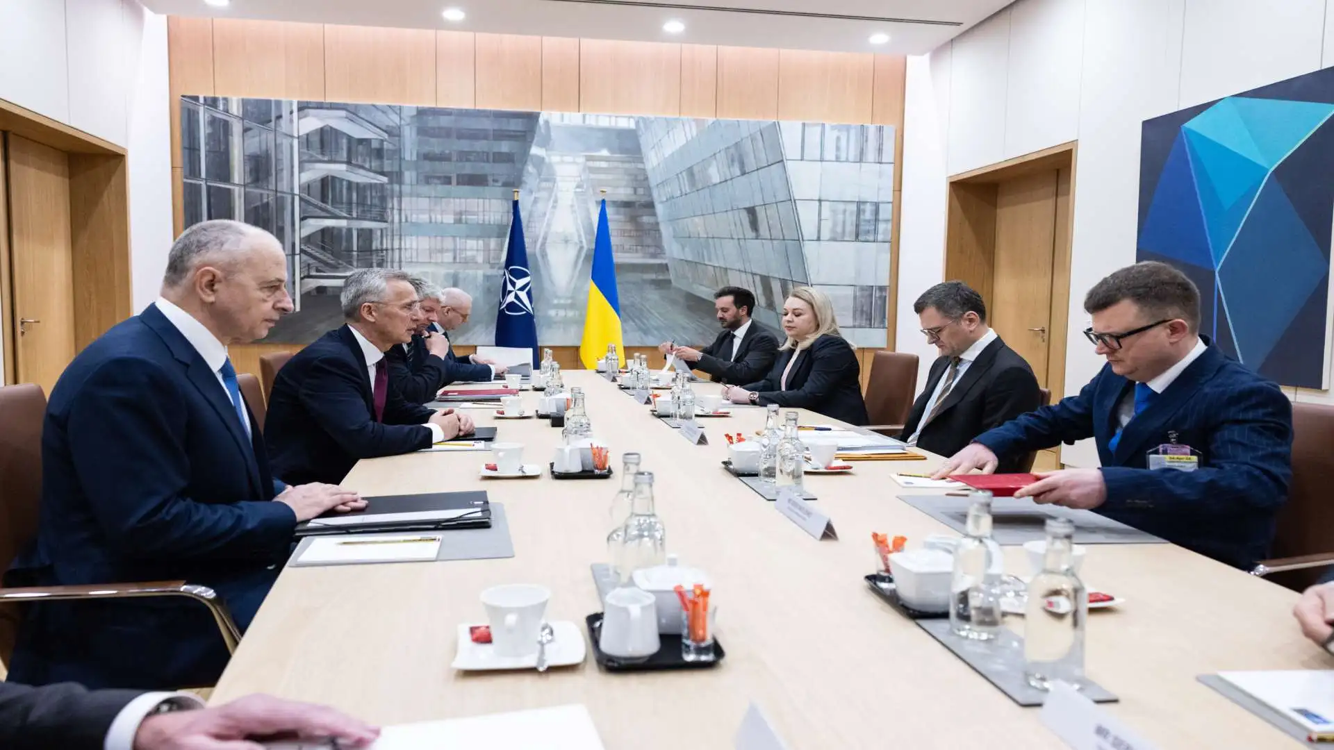 Imaginea întâlnirii dintre secretarul general al NATO, Jens Stoltenberg și ministrul de externe al Ucrainei, Dmîtro Kuleba